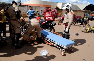 DESATENÇÃO – Motorista faz manobra indevida e provoca acidente com fratura