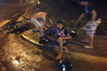 Motociclista avança sinal vermelho e causa acidente