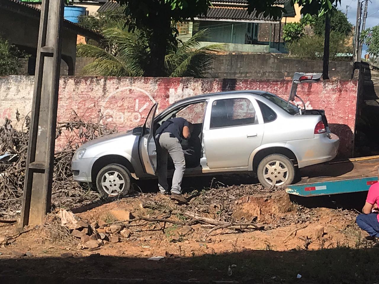 SUSTO: Criança entra em pânico após soltar freio de mão e carro descer morro