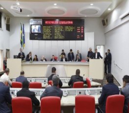 QÜINQÜÊNIO - Em primeira sessão do ano deputados atacam Hildon Chaves