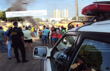 TÁ FICANDO FEIO - Inauguração do asfalto da avenida 7 de Setembro termina em protesto de moradores,  gestores municipais são expulsos do local - Vídeo e Fotos 