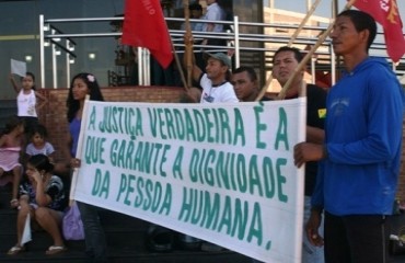 Manifestação em frente ao TJ/RO de despejados de Nova Aliança tenta sensibilizar juiz