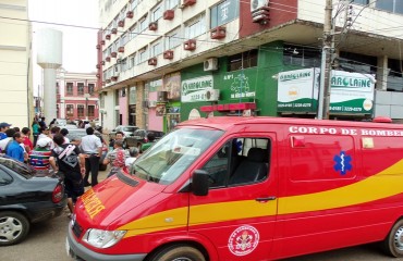 Polícia militar isola área e familiares vão até o edifício onde PM ameaça se jogar