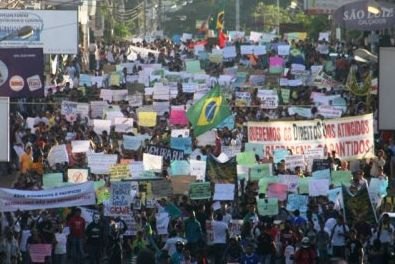 VEM PRA RUA - Manifestantes cantam o hino nacional de joelhos na avenida - VÍDEO