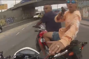 Câmera de vítima consegue filmar roubo de moto e tiros de policial em bandido - VÍDEO