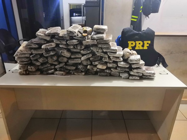 FISCALIZAÇÃO: PRF prende caminhoneiro com quase 50 quilos de droga