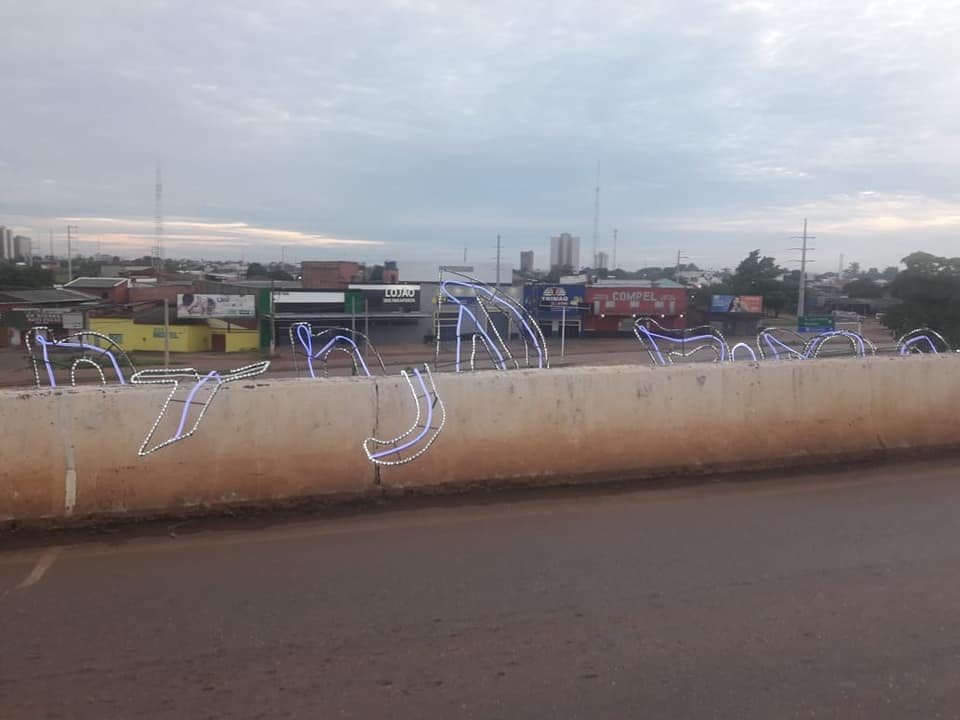 MALDADE: Vândalos depredam decoração natalina no Trevo do Roque em Porto Velho