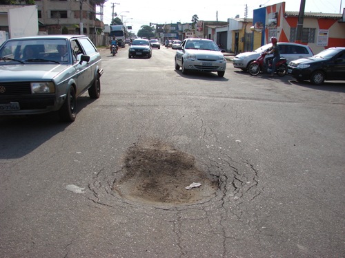 Depressão na rua Abunã compromete trânsito e aumenta risco de acidentes