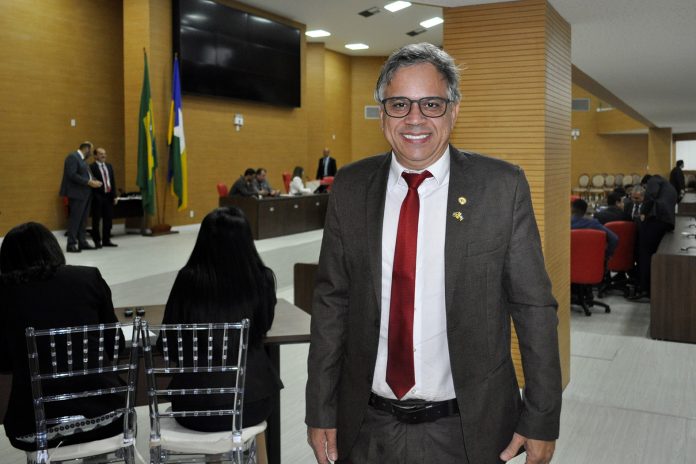 SURTADO: Deputado ameaça incendiar prédio da Energisa, bate em vigilante e passa mal dentro da ALE/RO 