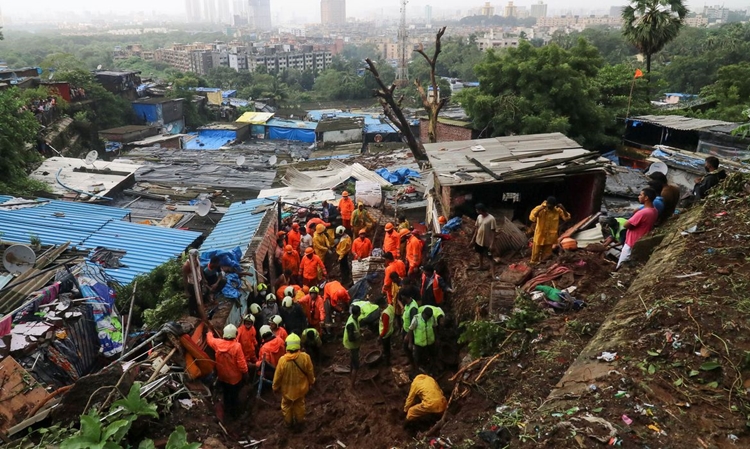 TRAGÉDIA: Deslizamentos de terra deixam ao menos 30 mortos em Mumbai