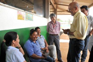 Confúcio visita Usina Hidrelétrica de Santo Antônio e conversa com trabalhadores sobre plano de governo