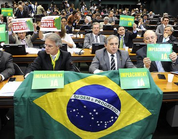 Após 13 horas termina sessão sobre impeachment de Dilma 