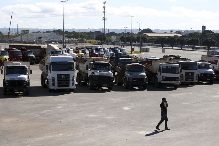 Caminhoneiros bloqueiam rodovias contra aumento dos combustíveis