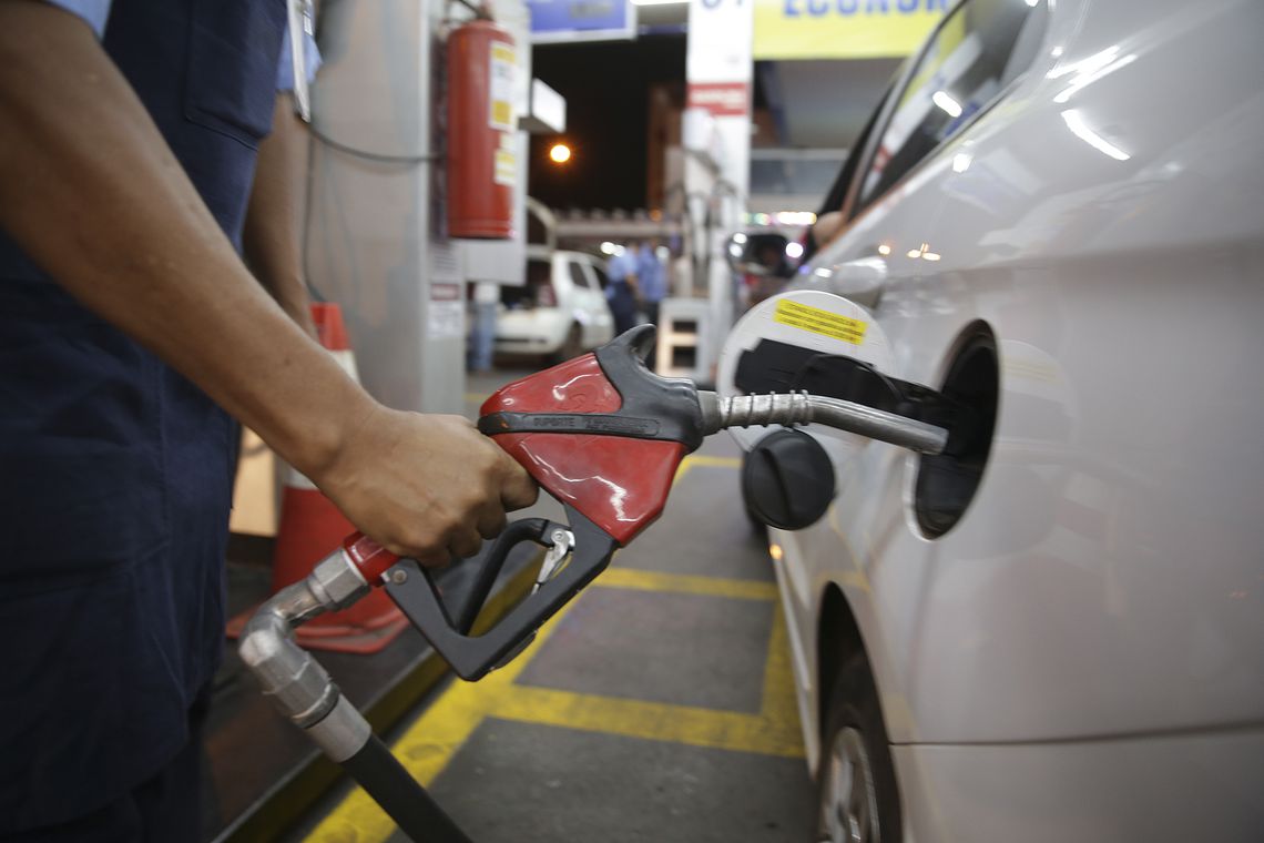 MAIS CARO: Preço da gasolina sobe pela 4ª semana e acumula alta de 3,5% em um mês