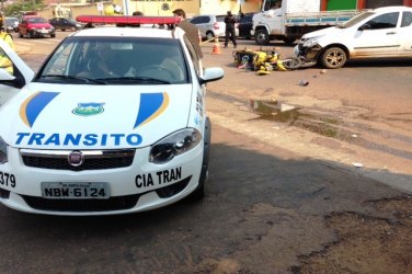 Mototaxista sofre fratura em acidente próximo a câmara municipal