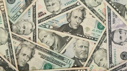 ECONOMIA: Dólar se aproxima de R$ 4,22 com investidor testando o BC