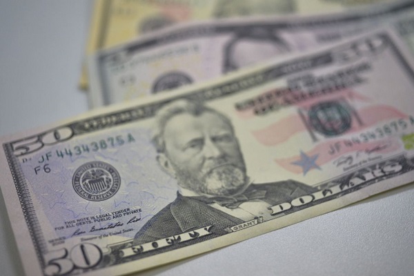 ECONOMIA: Dólar atinge maior valor em dois anos e meio e chega a R$ 3,957