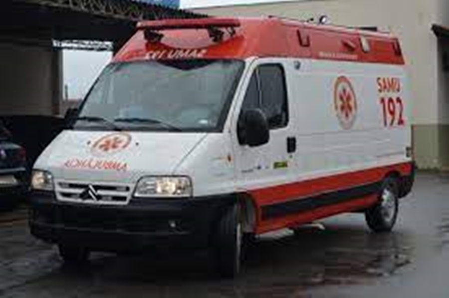 PASSOU: Cantor vai de ambulância para furar bloqueios em rodovias
