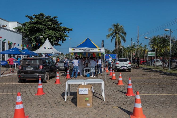 VACINADOS: Segunda edição do drive-thru imuniza cerca de mil pessoas na sede da Prefeitura