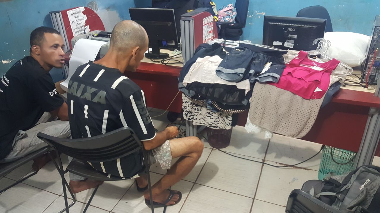 NA MADRUGADA: Dupla é detida após arrombar loja e furtar várias peças de roupas