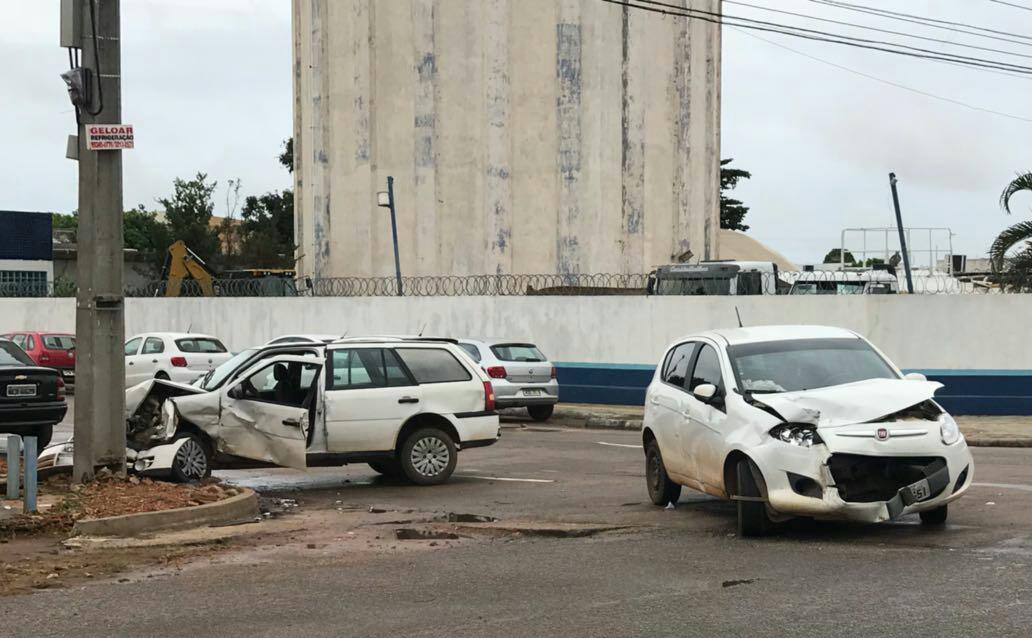 NA DUQUE: Carro avança preferencial e deixa mulher ferida