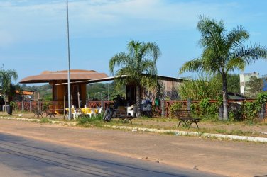 Moradores da Vila Ferroviária reivindicam solução para atingidos da cheia que se alojaram no calçadão da EFMM