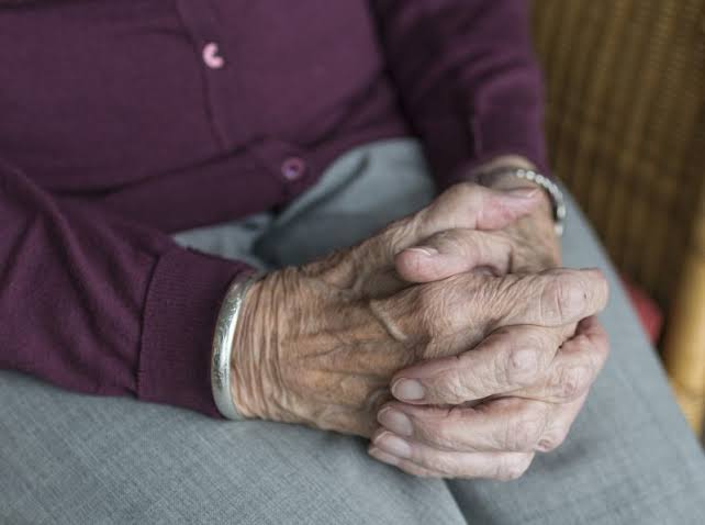 TRIO CRIMINOSO: Idosa de 75 anos é amarrada e amordaçada durante assalto em casa 