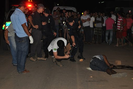 Jovem é morto a tiros por homens em moto enquanto caminhava com a esposa
