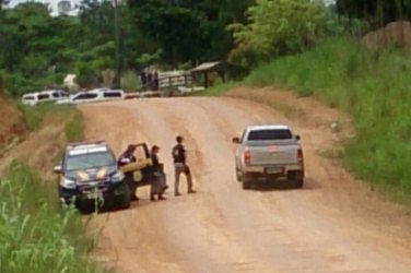 Bandidos armados atiram contra viatura da Policia 