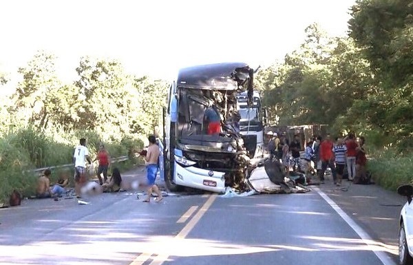 BR-020: Ônibus e carreta se envolvem em acidente grave e deixam mortos e feridos