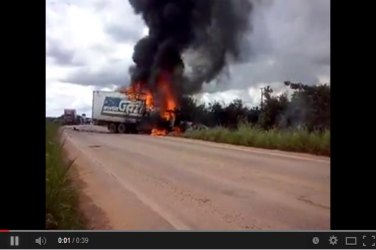 SINISTRO - Grave acidente envolve caminhão da Gazin e carro pequeno na BR 364 - VÍDEO