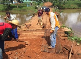 Moradores recuperam ponte danificada por conta própria