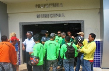 AVESTRUZ - Mototaxistas protestam em frente a prefeitura, Roberto Sobrinho foge mais uma vez - VEJA VÍDEO