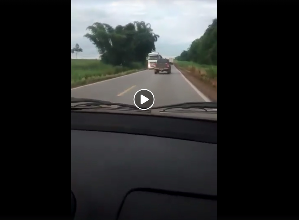 BR-163: Vídeo flagra acidente entre Hilux que fazia zigue-zague e duas carretas