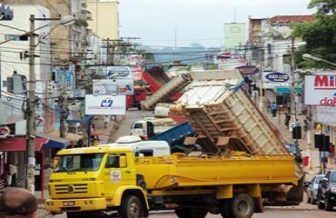 PROTESTO – Caçambeiros bloqueiam Sete de Setembro por falta de pagamento da prefeitura - Fotos