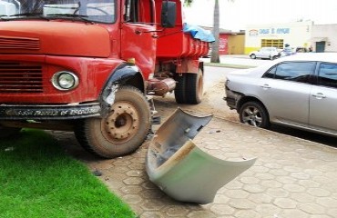 BURACO - Caminhão caçamba perde direção, bate em veículos e invade calçada - Foto