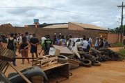 Moradores da Estrada dos Japoneses fecham acesso em protesto contra Prefeitura