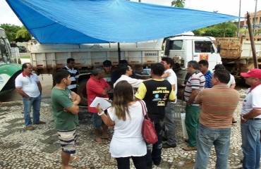 PROTESTO – Há cinco meses sem receber caçambeiros fecham acessos à Prefeitura de Porto Velho 