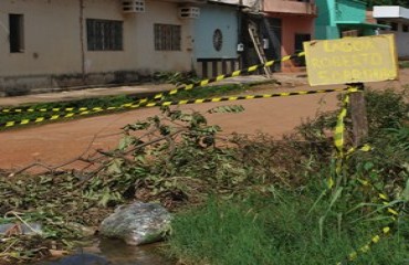 “LAGOA ROBERTO SOBRINHO” – Moradores do Nossa Senhora das Graças bloqueiam rua e batizam obra mal feita com nome de Prefeito da capital – Fotos