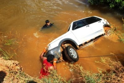 JARU - Idoso morre após cair com  veículo em rio