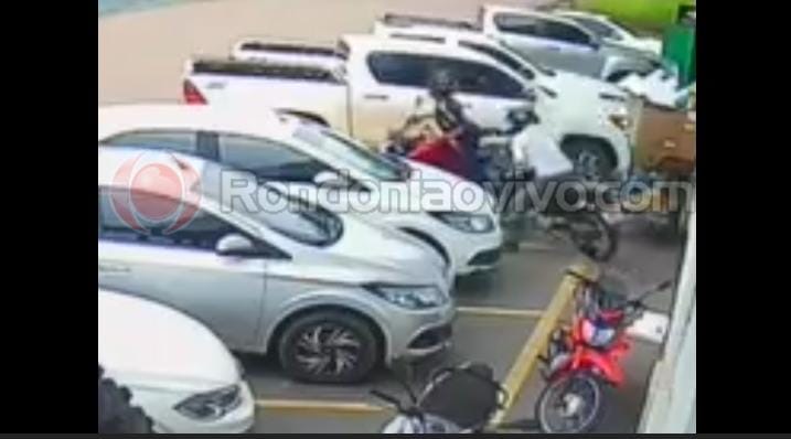 VÍDEO: Ladrões de moto são filmados agindo na frente de agropecuária 