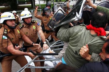 Confronto entre PM e manifestantes deixa ao menos 170 feridos 