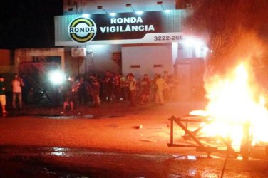 Vigilantes fazem movimento em frente a empresa após três meses de salários atrasados