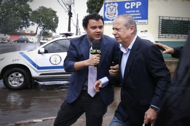 Saída de Dirceu de presídio tem confusão com humorista
