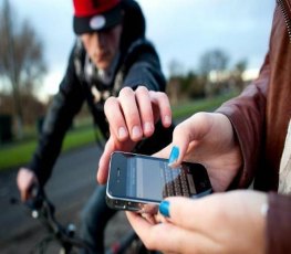 Suspeitos praticam três roubos a mão armada e levam vários celulares