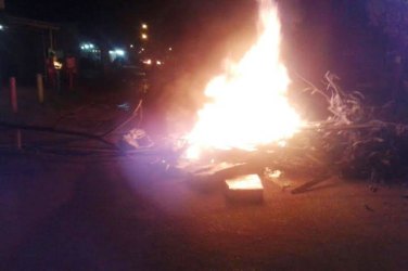 Moradores fazem barricada e fecham rua na zona leste