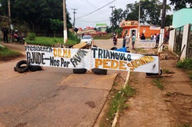 Moradores fazem protesto na estrada do Santo Antônio