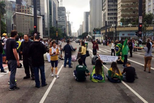 Sob protestos, Dilma dá posse hoje (17) a Lula