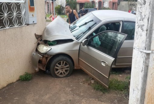 Motorista embriagado bate violentamente contra muro de residência