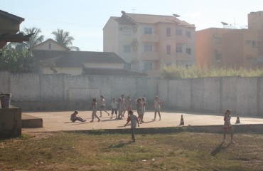 Escola municipal é tomada por fumaça de queimadas em área urbana da capital